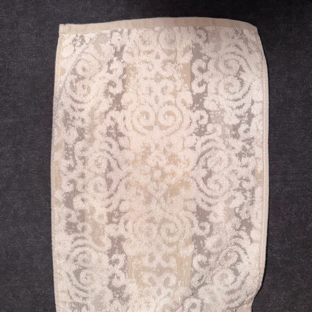 Elegant Cream and White Towel Set - Picture 3 of 6